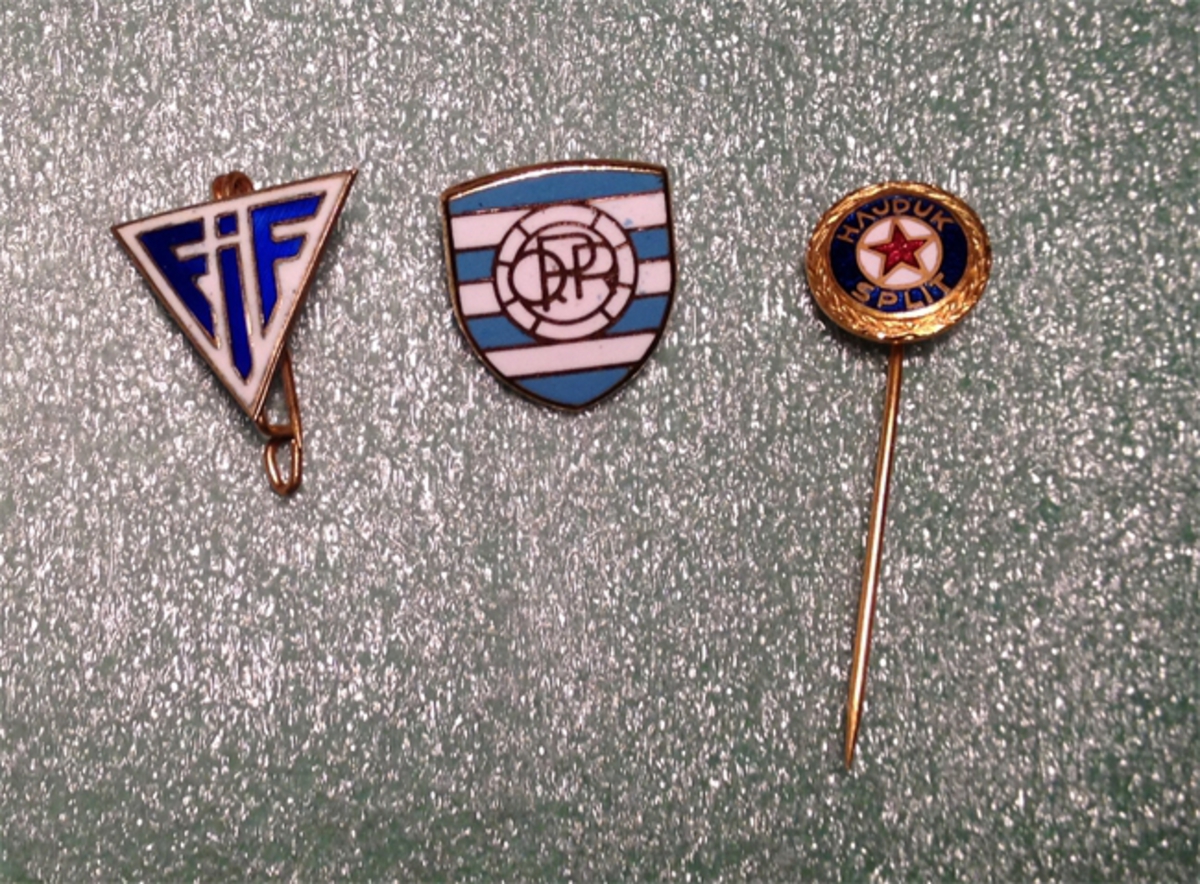 Nåler til forskjellige idrettsforeninger. Hajduk Split som FFK møtte i Europacup i 1979, Queens Park Rangers og FIF.