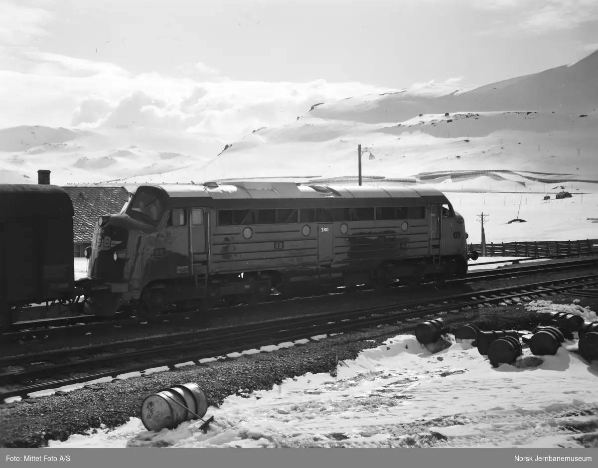 Diesellokomotiv Di 3 604 foran bergenstoget på Finse stasjon
