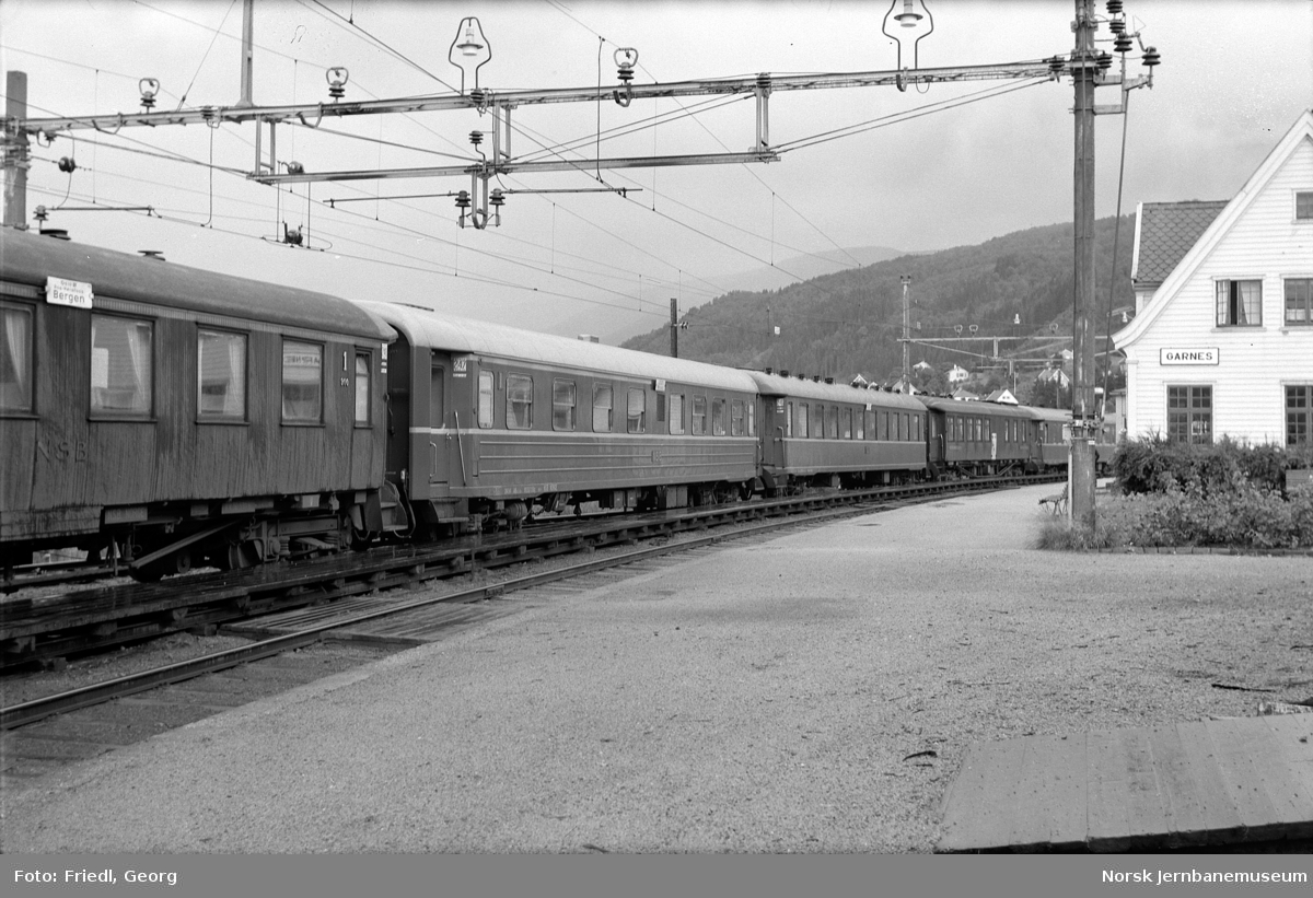 Garnes stasjon med dagtoget fra Oslo Ø til Bergen, tog 601, i spor 2