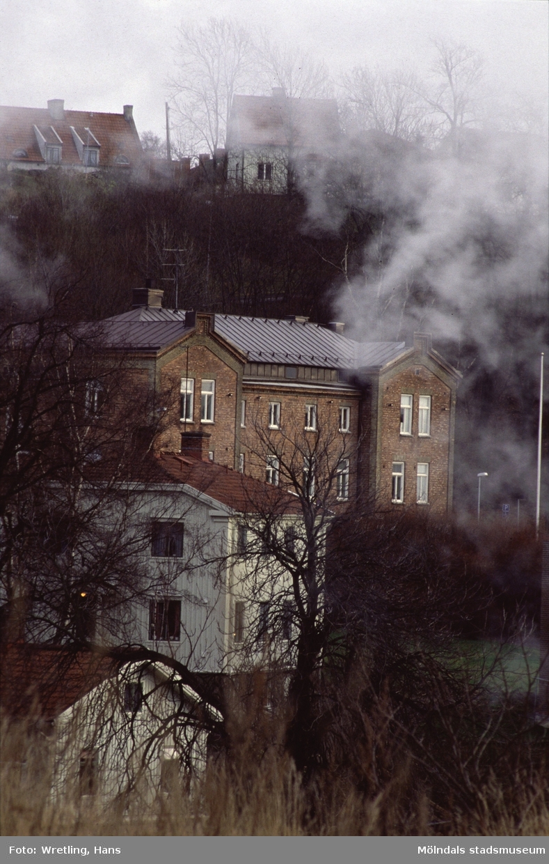 Exteriörfoto på Forsåkersgatan 19 (Kallkällan 1) år 1987. Moln alternativt ånga ligger i luften. Den 22 april 1997 döptes Forsåkersgatan om till Norra Forsåkersgatan.