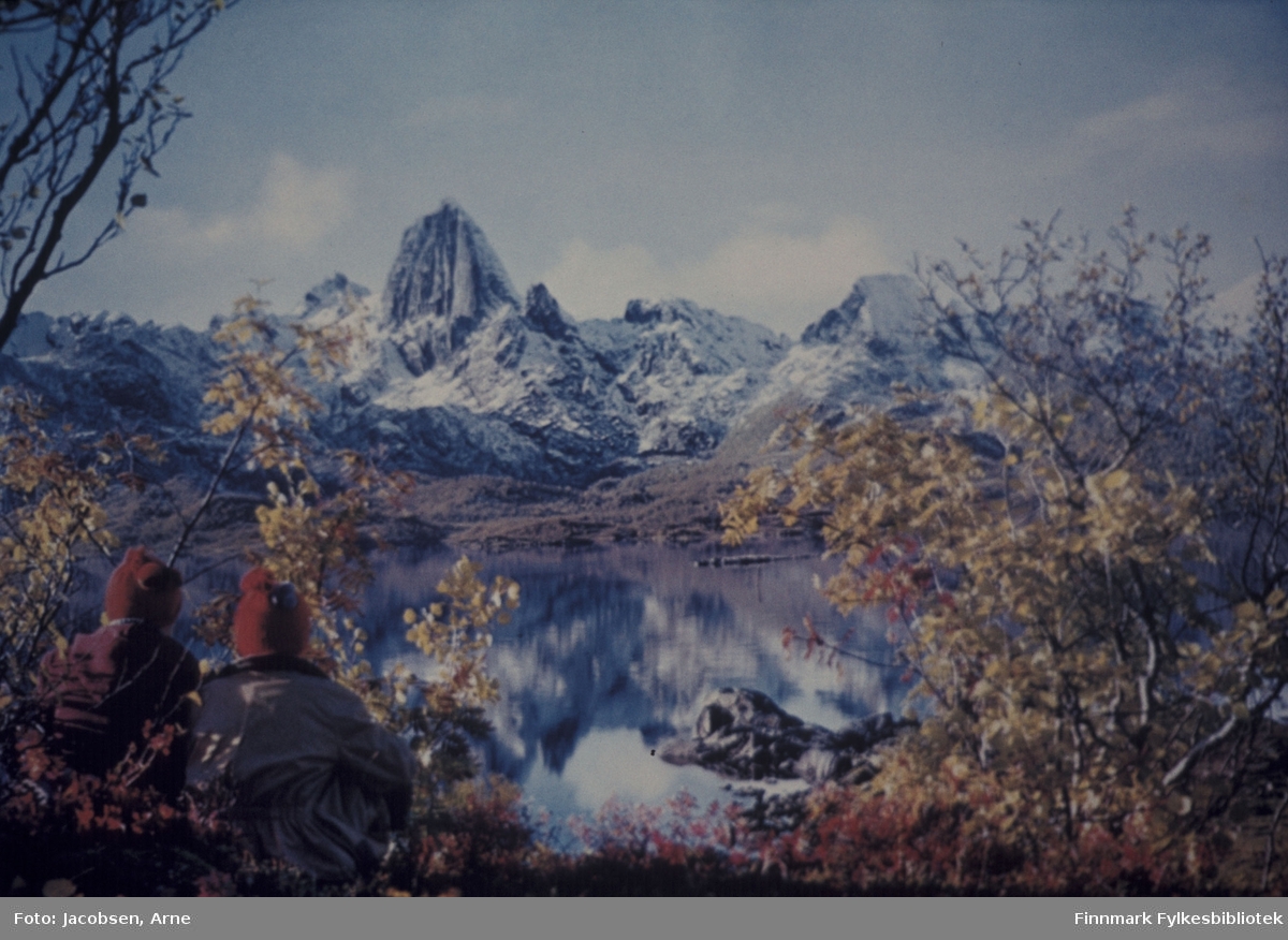 Postkortet som her er avbildet er et av Norges mestselgende motiver (distribuert av Aune forlag). Motivet er fjellet Reka i Vesterålen. Jentene i bildet er Kari Skjegstad Olsen og ei venninne. 

Reka (også skrevet Ræka, nordsamisk: Goivo) er et fjell på Langøya, i Sortland kommune i Nordland. Opphavrettighetseier til bildet er fotograf Sigurd Skjegstad (f. 21.12.1905 på Sortland, d. 13.05.1989).

Fotograf Skjegstad tok svennebrev 1946, håndverkerbrev 1947 og gjennomgikk fotokurs i Norge og Danmark. Han startet egen forretning på Sortland i 1938, og drev også radioforretning. Han var et aktivt medlem av Nord-Norges fotograflaug og ble utnevnt til æresmedlem ved laugets 60-års jubileum i 1973. To av hans lærlinger var fotograf Gunnar Grindstein og Harry Madsen. Gunnar Grindstein overtok fotoforretningen da Skjegstad pensjonerte seg i 1975. 