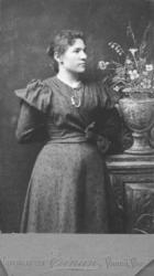 Portrett av ukjent kvinne tatt i et fotoatelier. På bildet e