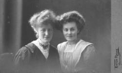 Portrett av to kvinner. De er muligens i familie med Anne Ch