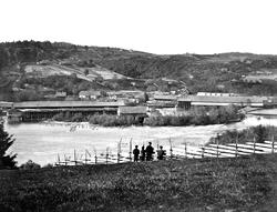 Sanne og Soli bruk 1882, sett fra Sanne-sida over Ågårdselva