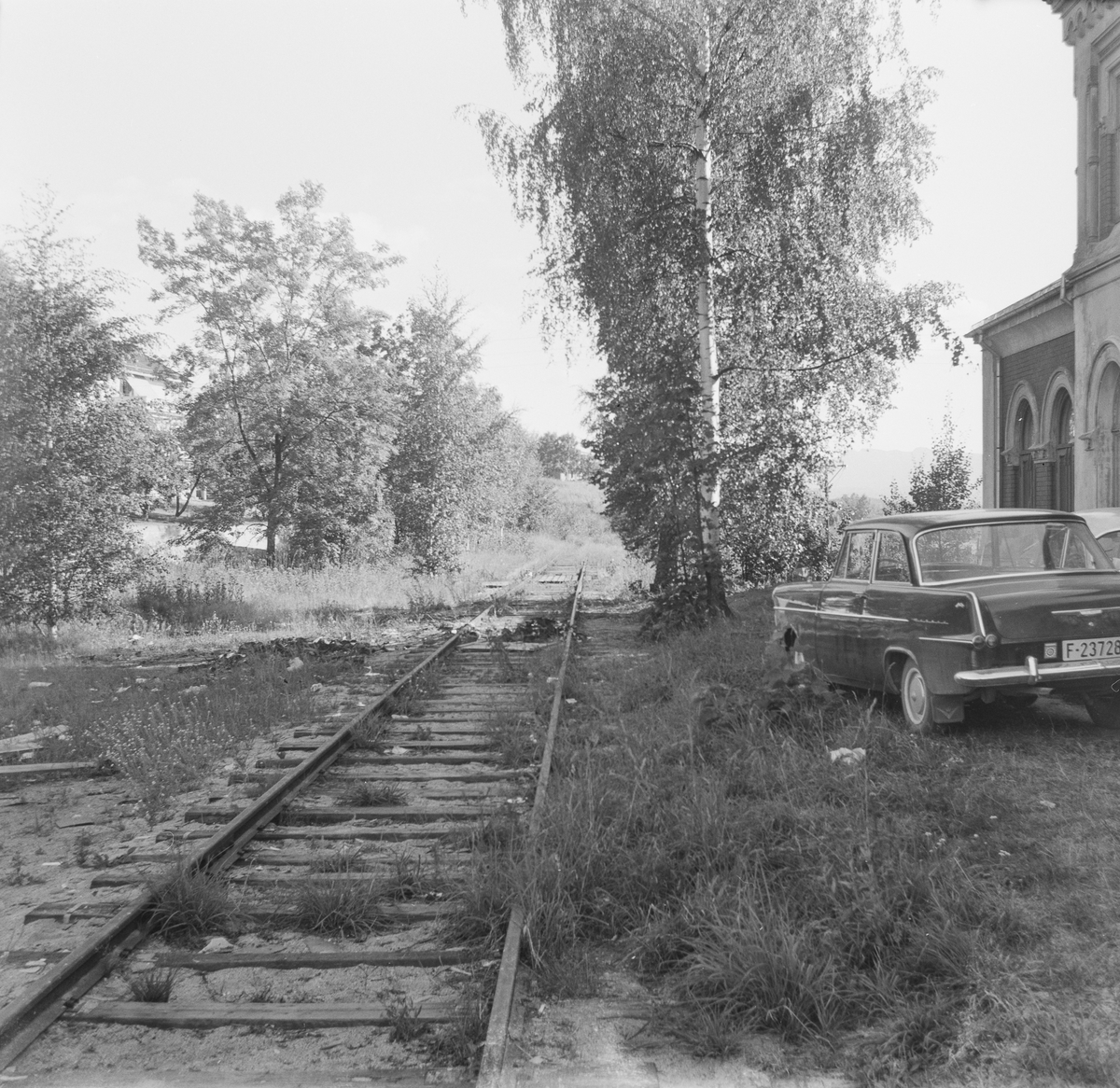 Ved Kongsberg gamle stasjon. Kongsberg fikk ny stasjon i 1917 i forbindelse med byggingen av Sørlandsbanen, og linjen ble lagt om, utenom den opprinnelige stasjonen.