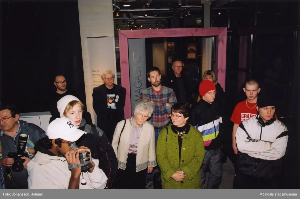 Besökare i utställningen "Alltså finns jag" på Mölndals museum, år 2003.