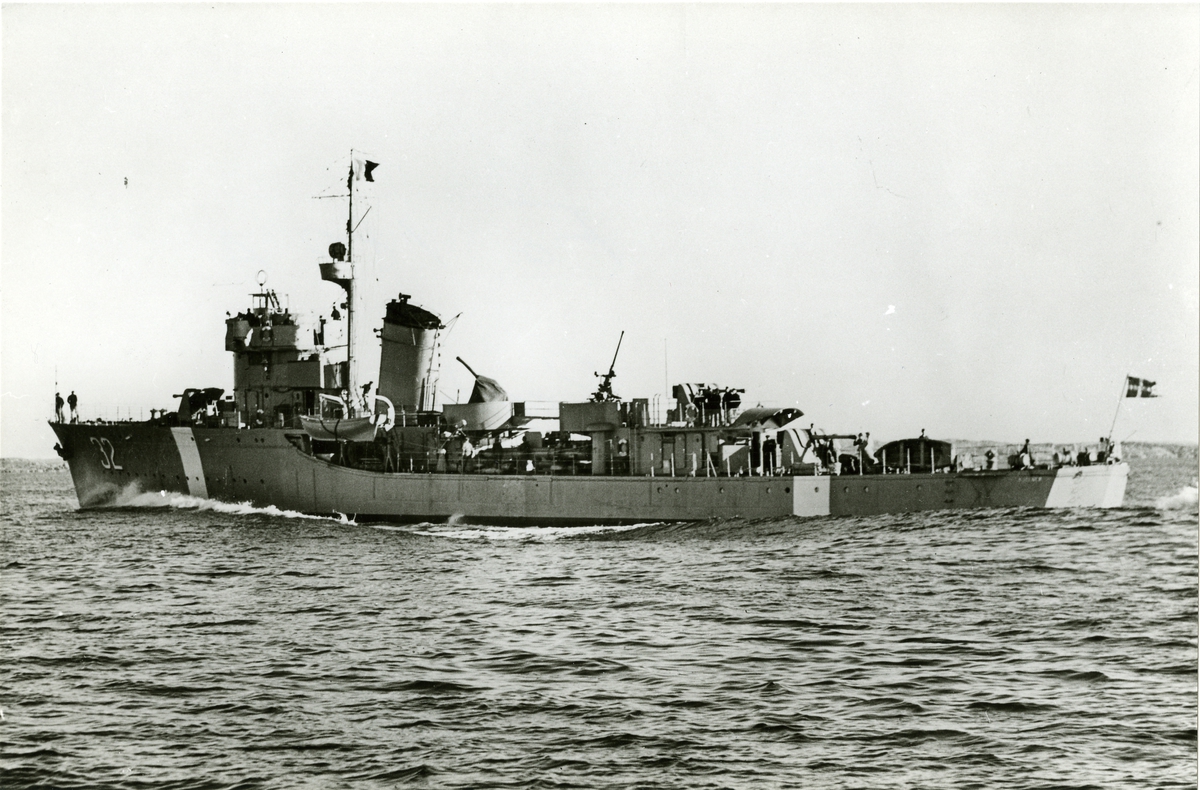 Kustjagaren MJÖLNER 1942.  Ombyggdes 1955 till fregatt. Torpedbåt 1947–1955.