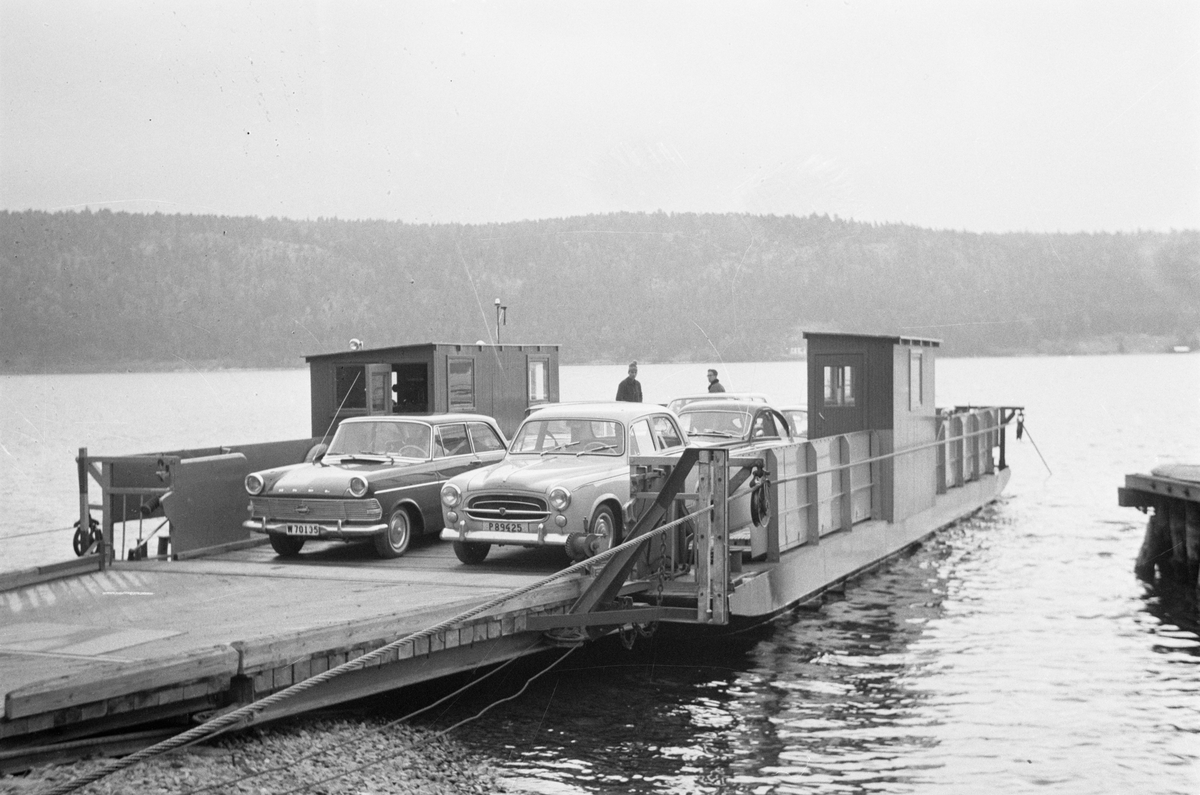 Övrigt: Färjtrafiken Sund-JarenFoto: 1963-08-15Sedan slutet av 1800-talet har det förekommit transporter över leden i organiserad form. Färjestugan byggdes redan 1890 och en fast turlista infördes 1940. Den första motordrivna färjan kom till Sund-Jaren på 1920-talet och den färja som idag trafikerar leden togs i bruk 1972. Genom Dalslands kanal har sjön Stora Lee en farled öppen ut till havet.