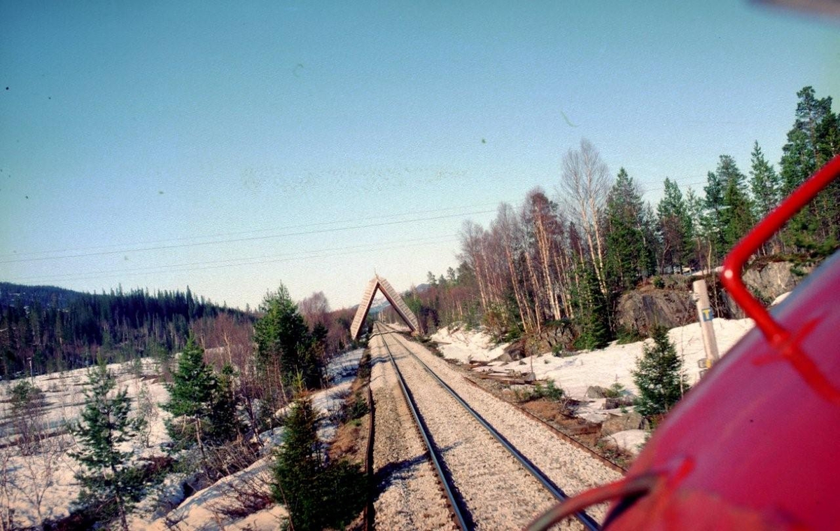Godstog 5793 nærmer seg kryssingspunktet med taubanen fra Skorovatn, Skorovas Gruber til Kongsmoen. Mellom Flåtådal og Brekkvasselv.