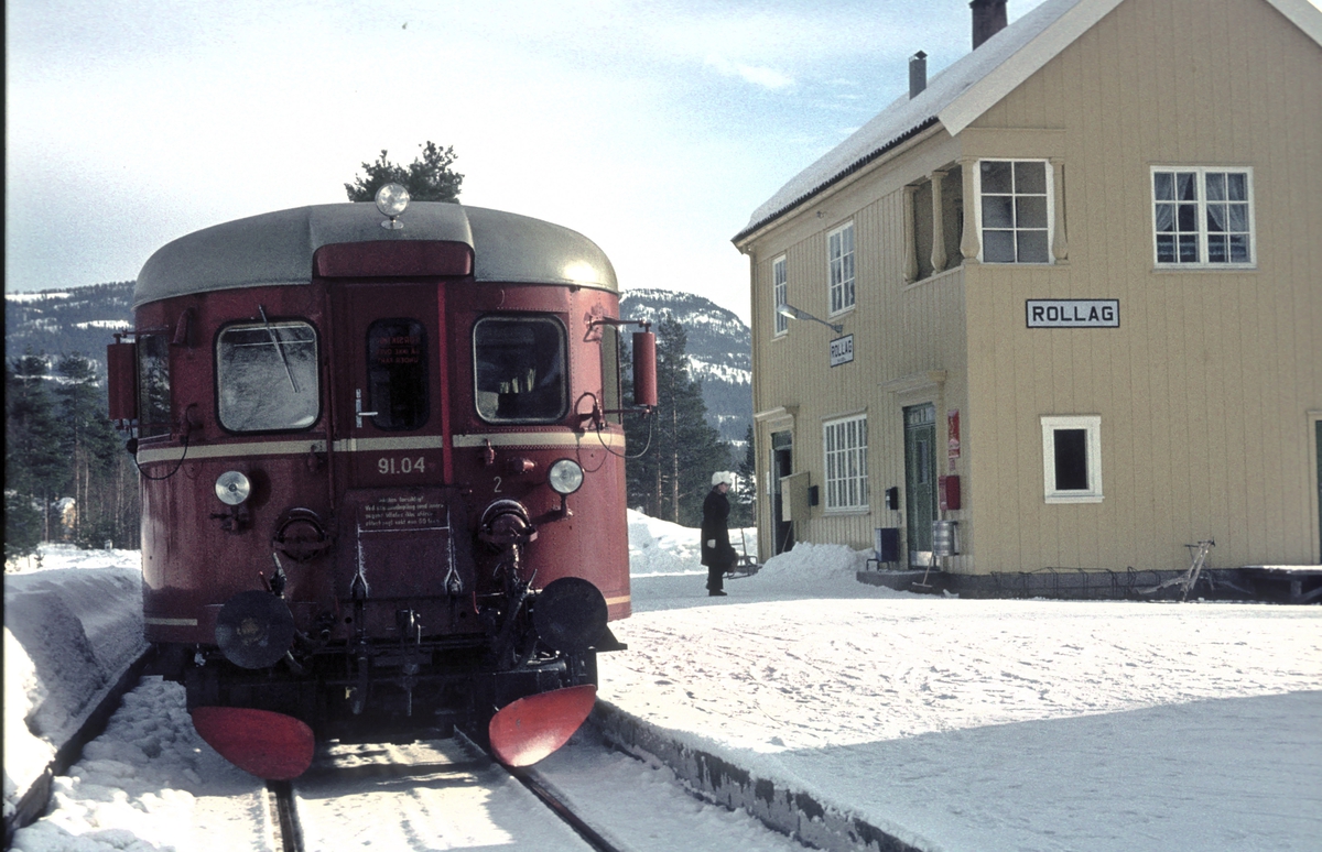 Persontog til Rødberg med BM 91 04 på Rollag stasjon.