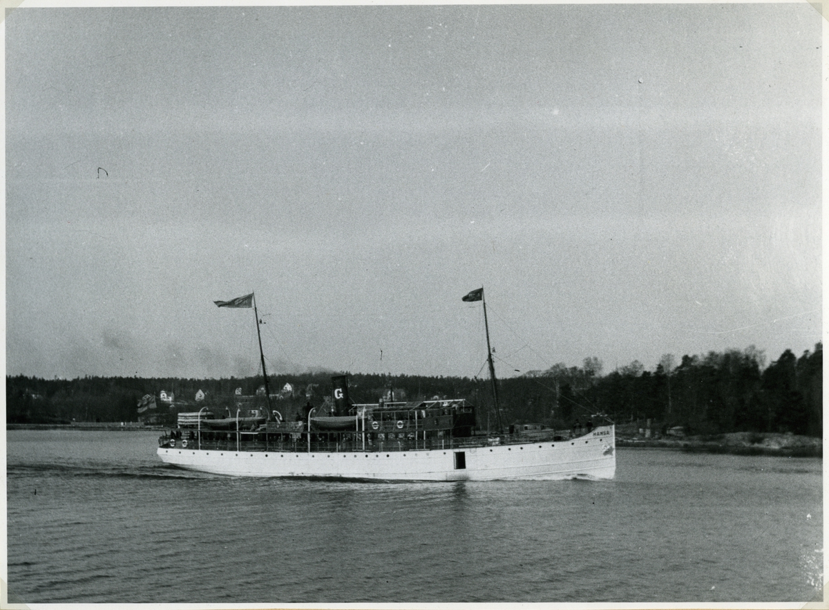 Passagerarfartyget S/S HANSA (1899) passerar genom Halvkakssundet i ostlig riktning. HANSA sänktes av en sovjetisk ubåt utanför Gotland 1944-11-24.