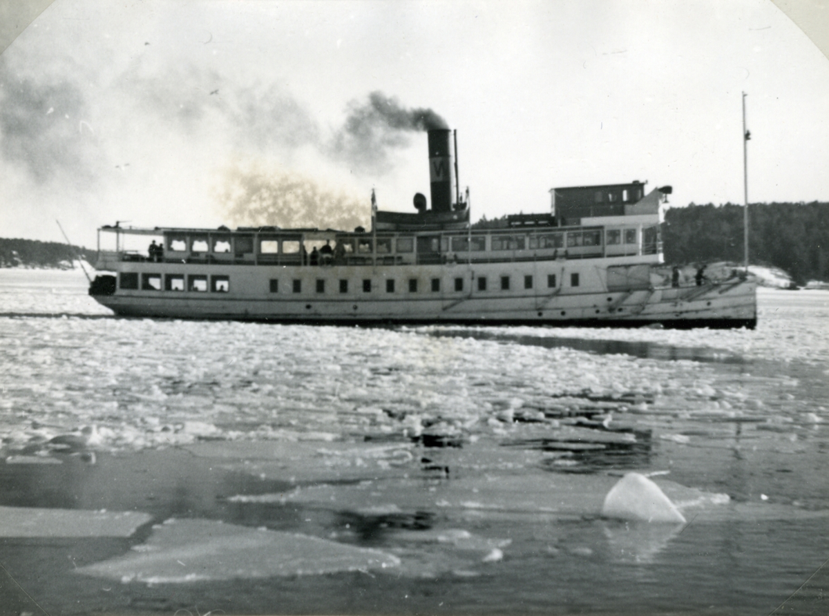Foto när fartyget avgår från Vaxholm, i bakgrunden bakom aktern syns Ramsösund. fotodatum 1953-02-22