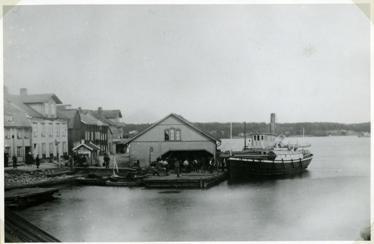 Vaxholms hamn. Söderhamnen. Vid den s.k. "träbryggan" ligger ångfartyget Tenö.
Foto från omkring 1890.
