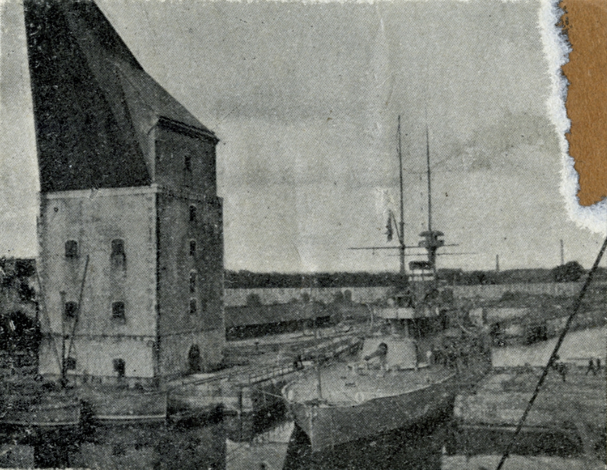 ODEN
PANSARSKEPP

"ODEN" i docka vid ÖV Karlskrona, till vänster gamla mastkranen.