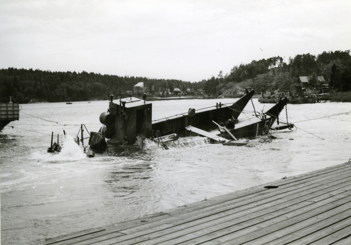 Den sjunkna landstigningsbåten L 51 under bärgning på Hårsfjärden på våren 1961.
