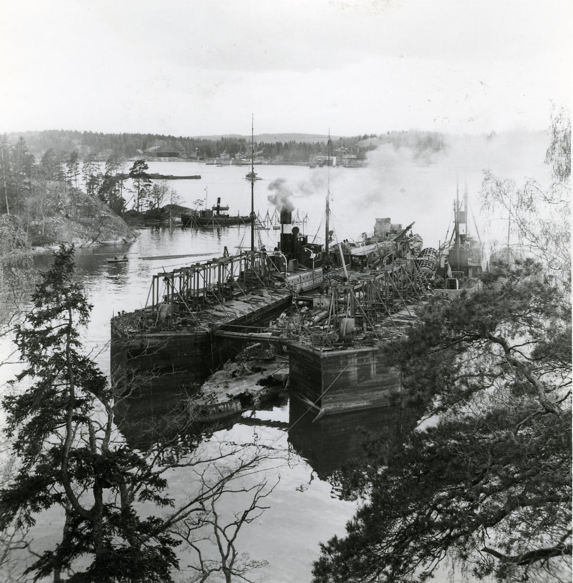 Vraket av jagaren Klas Horn hängande mellan potonkranarna Frigg och Oden.
Klart för inbogsering till Stockholm den 22.11.1941.