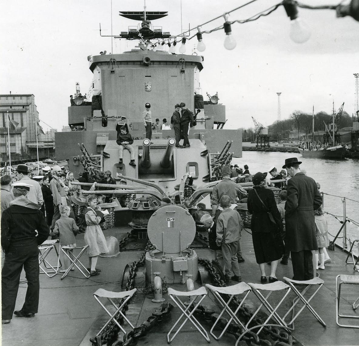 Besöksdag ombord på jagaren Östergötland i Norrköping maj 1958.