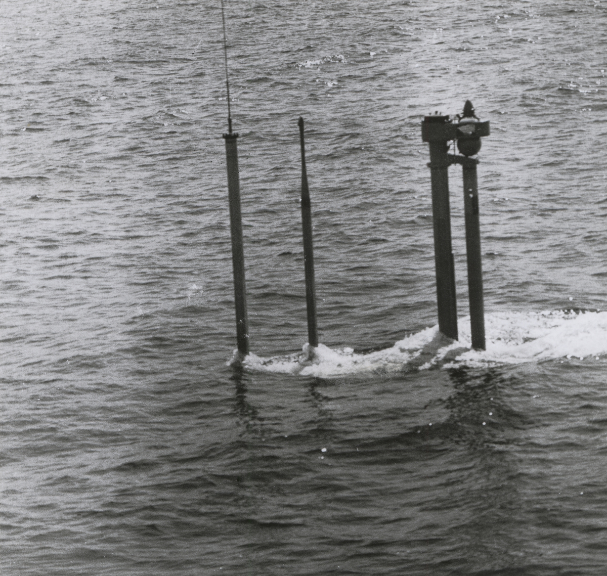 Foto visande snorkeln på en moderniserad ubåt av Sjölejon-klassen.