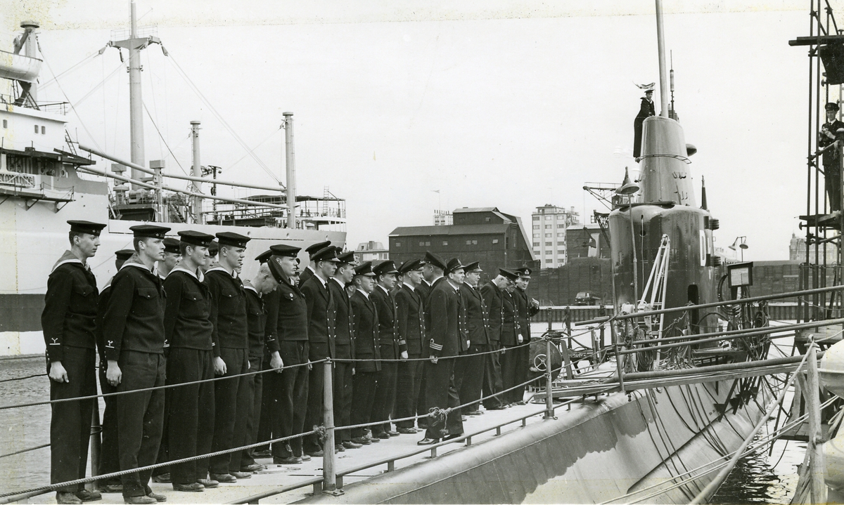 Foto visande när ubåten Draken hissade befälstecknet. (1961)