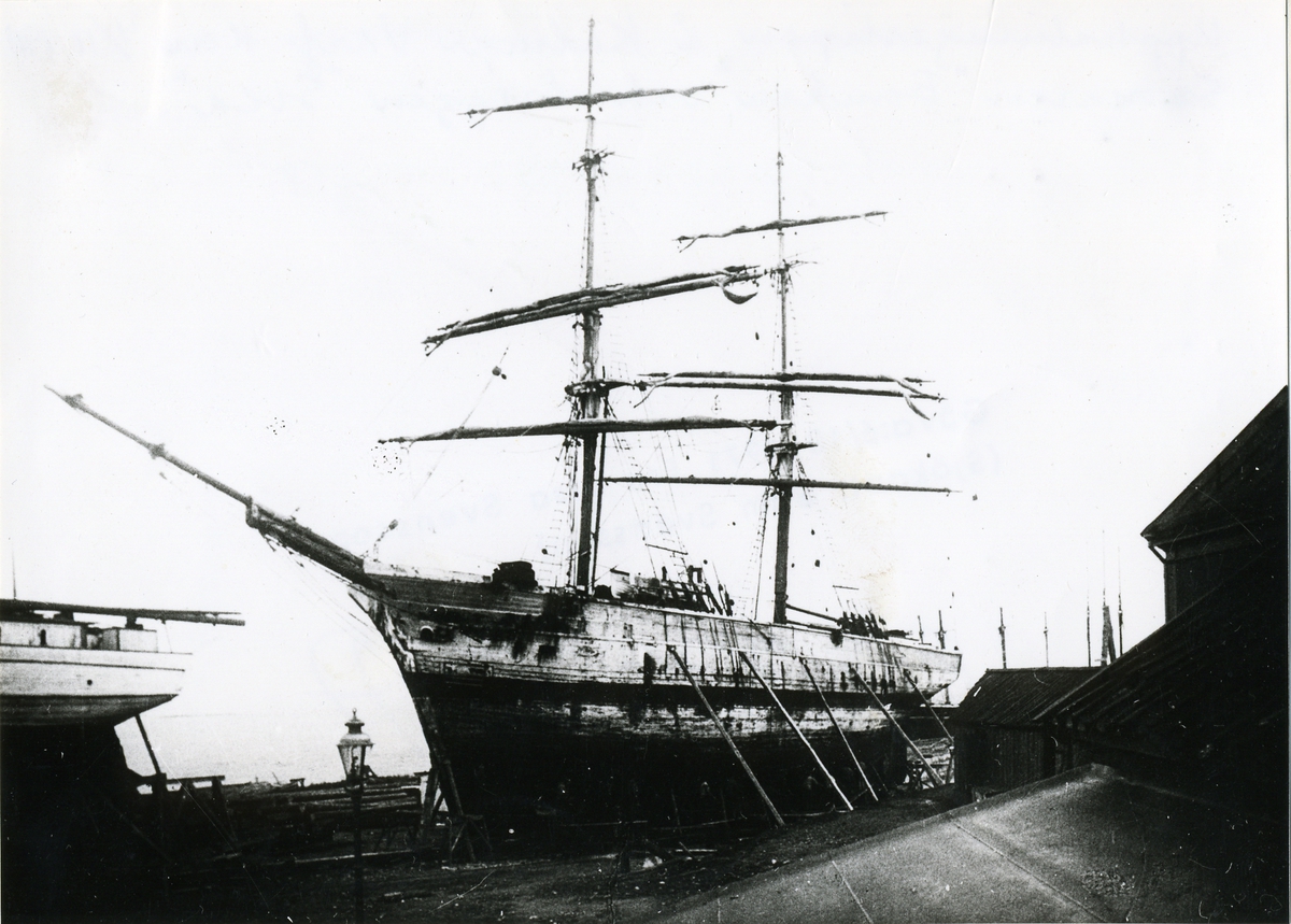 Briggen Svea av Timmernabben på slipen på Kalmar varv 4.11 1908. Till vänster på fotot syns akterskeppet på skonaren Banken.