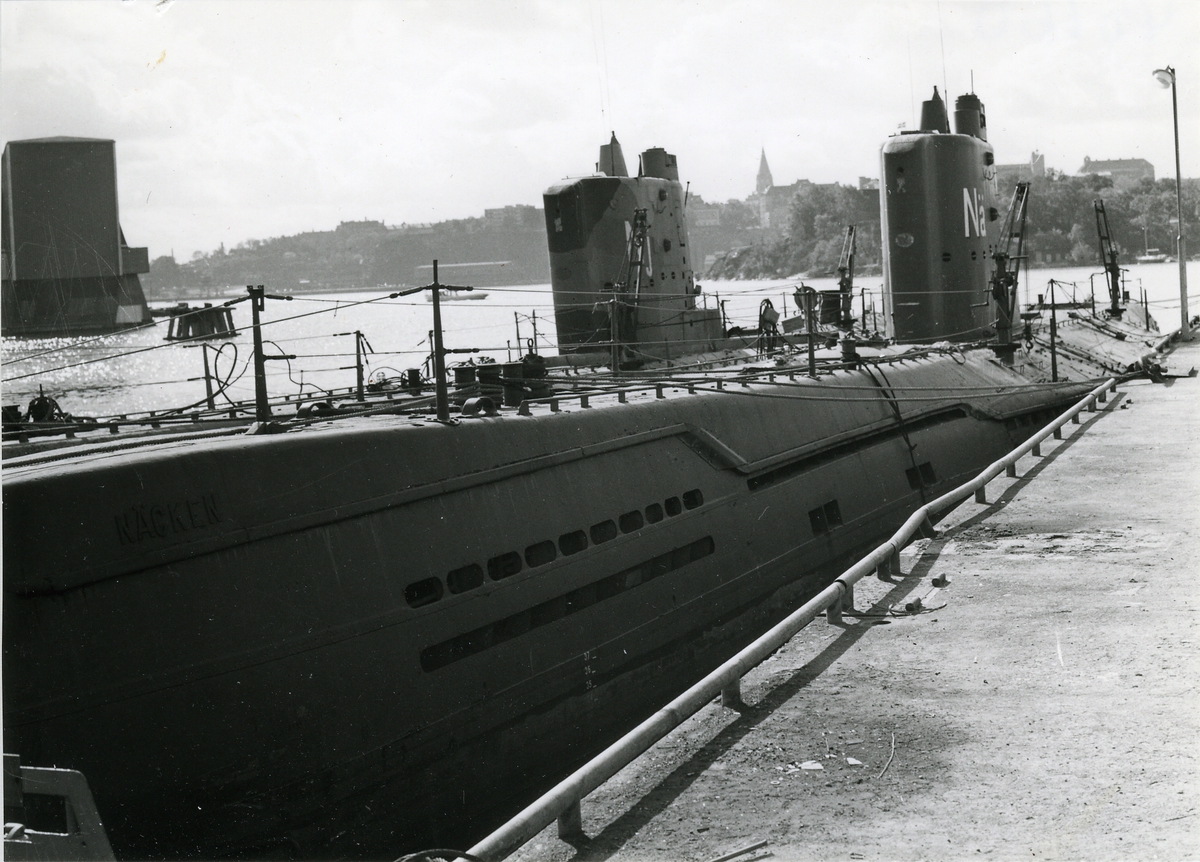 Foto visande ubåtarna "Näcken" och "Najad" vid Galärvarvet i Stockholm, 1972.
T.v. i bakgrunden Wasavarvet.