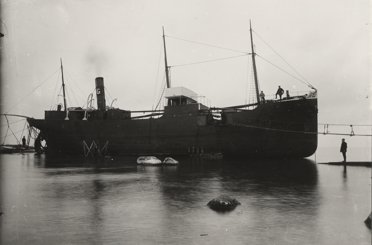 Foto visande lastångfartyget "ROMA" av Visby. På resa Stockholm - Burgsvik i barlast strandade fartyget 1900-09-26 vid Blåhäll, Tofta, Gotland på 2-3 fots vatten.