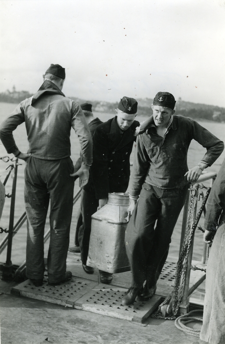 Proviantering på kryssaren Göta Lejon. Mjölken bärs ombord den 27.8.1948.