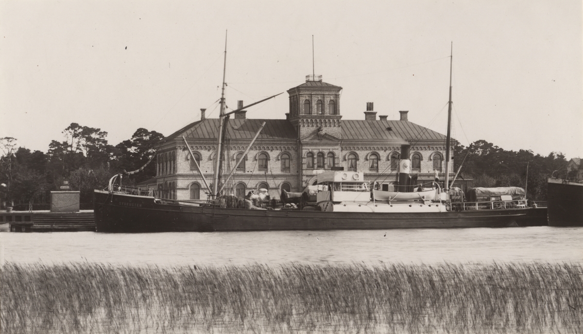 Lastångfartyget SYDKUSTEn av Stockholm i Åhus hamn, den 27 aug. 1903.