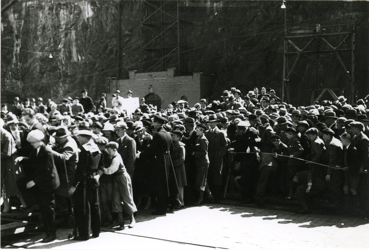 Folkmassa på Stadsgårdskajen i samband med besök av örlogsfartyg från 1:a jagardivisionen.