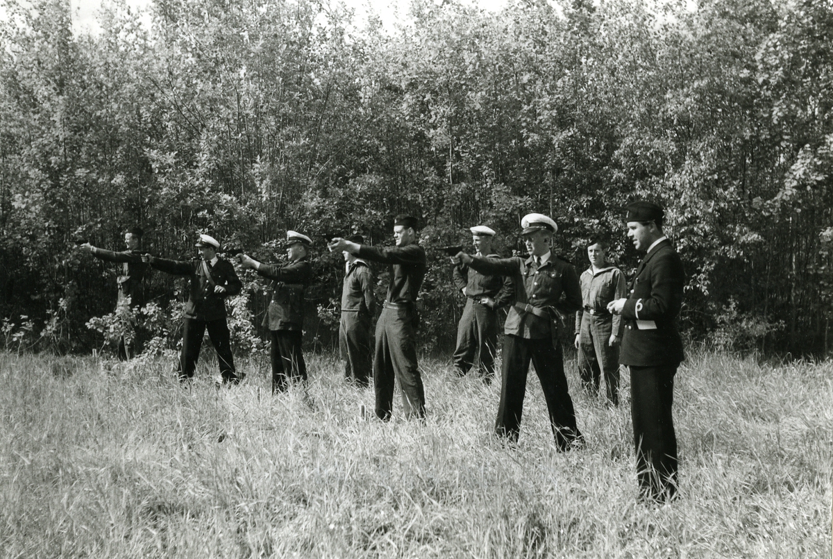 Fältskjutning med pistol år 1948.