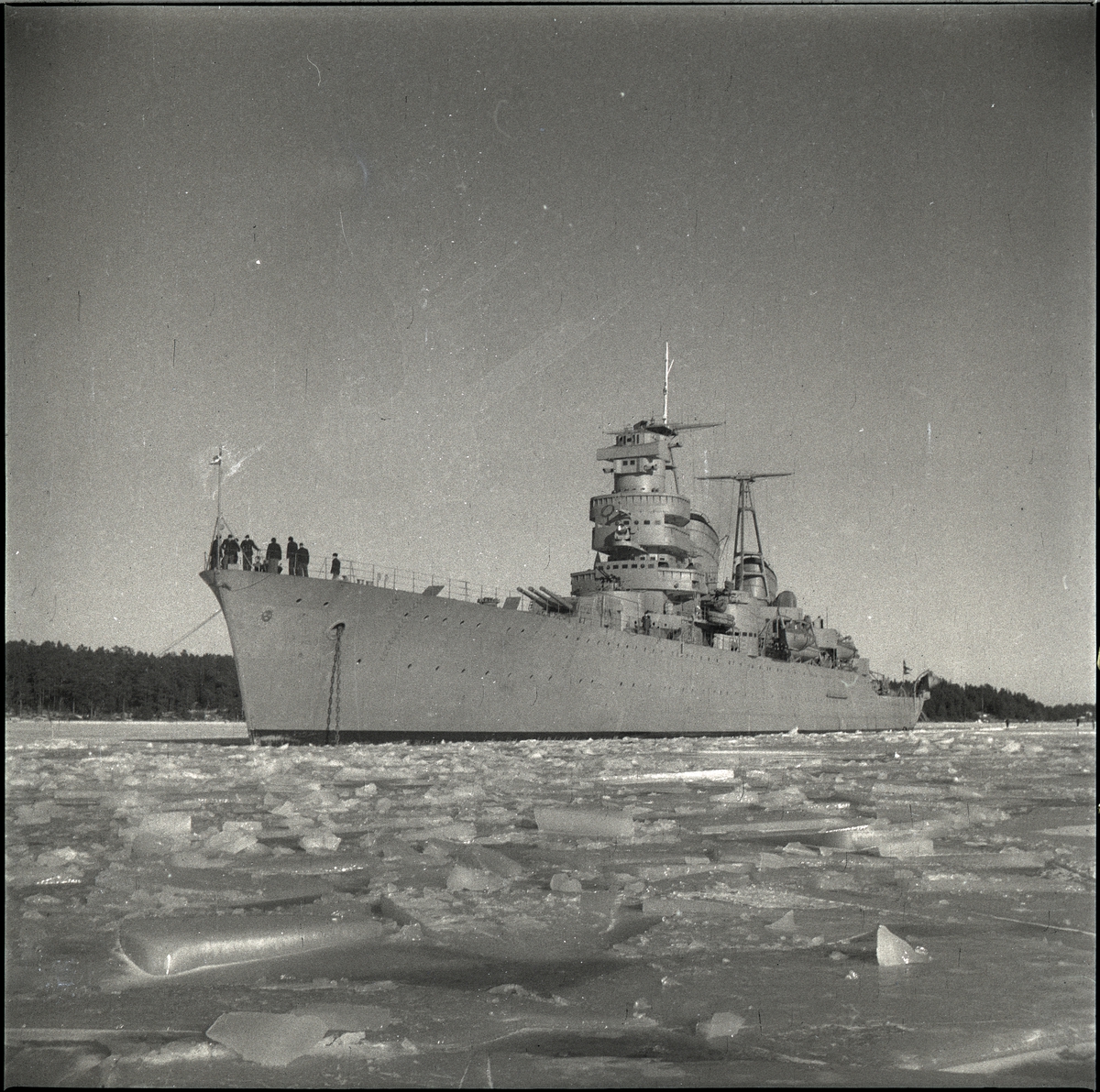Kryssaren Göta Lejon på Hårsfjärden vintertid 1948.