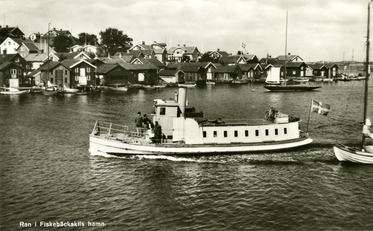 Fiskebäckskil, Bohuslän.
Hamnen med passagerarfärjan Ran.