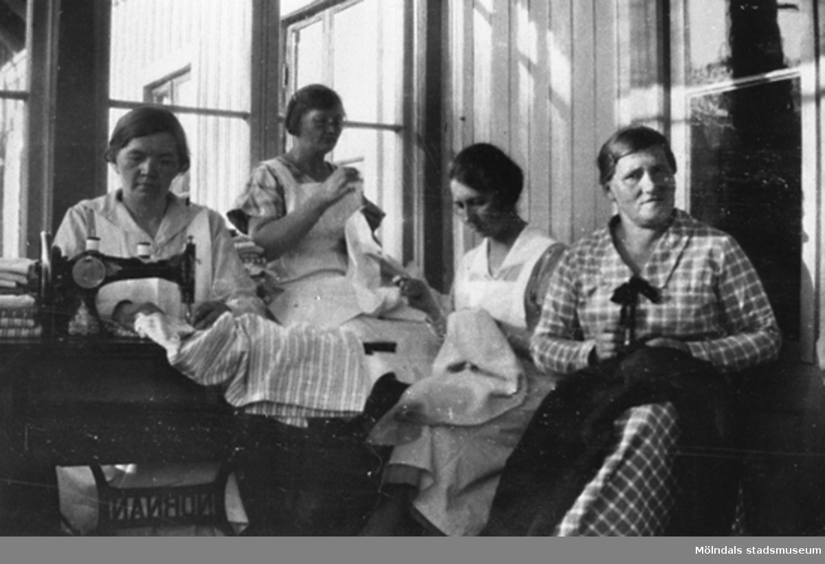Personalen i syverkstaden på Streteredshemmet, 1924-1935. Andra från vänster är Anna Larsson (född Hasselberg). Där lagade och sydde de barnens kläder. Syrummet var placerat i "Gamla Försöket" tills det på tidigt 1940-tal flyttades till "Rättarstugans" vindsvåning. Där blev det kvar tills byggnaden revs.