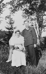 1 brudepar, bildet er tatt ute og i bakgrunnen sees 2 trær o