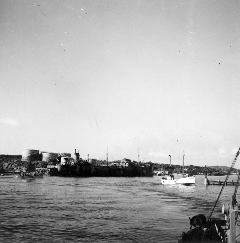 Göteborgs hamn juni 1940. Oljehamnen Ryanäs med kamouflagemålade oljecisterner och tankfartyg. Fil lic Gunnar Jonssons undersökningsresa till Västkusten juni 1940.