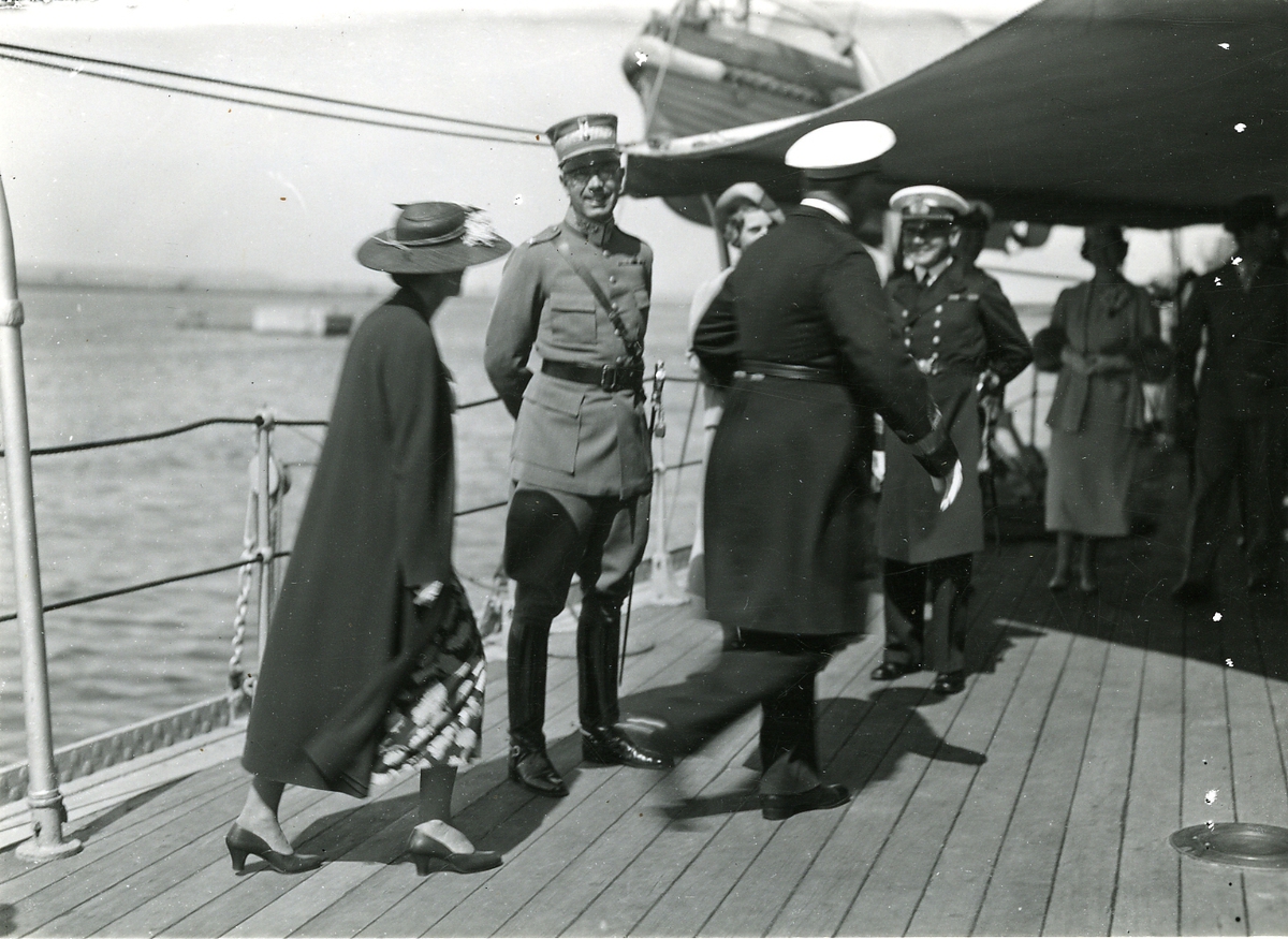 Kronprins Gustaf Adolf och kronprinsessan Louise, prinsessan Ingrid och prinsessan Sibylla besöker ett pansarskepp.