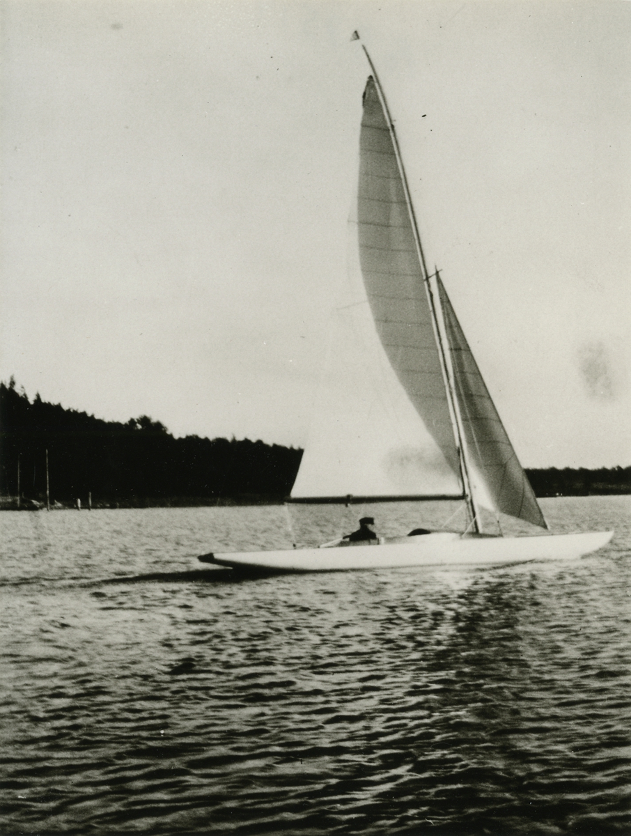Västerviks SS utlottningsbåt 1927.
15kvm skärgårdskryssare efter -25 års regel.
Konstruerad och byggd av Tore Holm, Bilden tagen på Gamlebyviken.