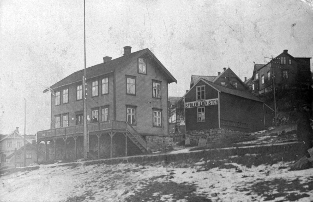 Den gamle Dahlgården. På bygningen til høyre er det et skilt det står "Stoler - Ligkister" på. I bakgrunnen til venstre er gammelapoteket.