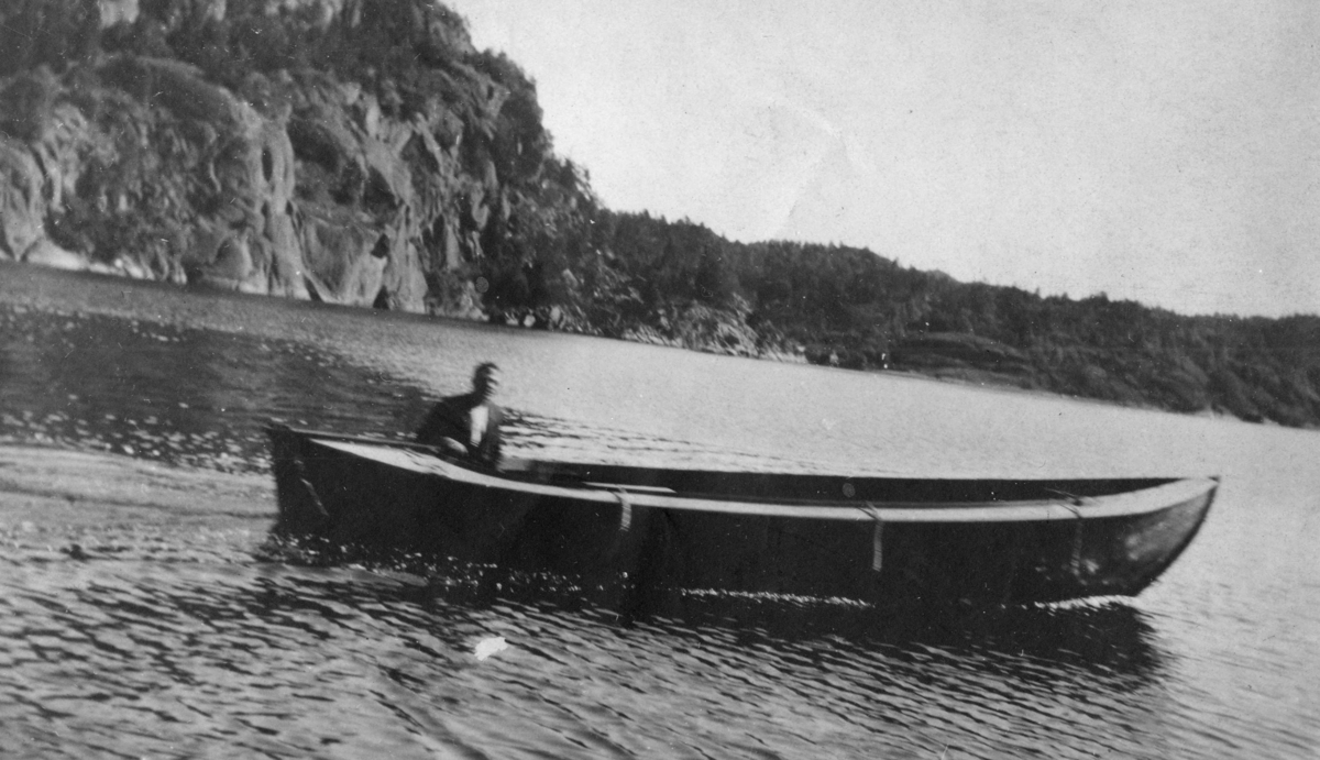 Elias Nilsen med fiskekogg, en søndag, på Fossingfjorden.