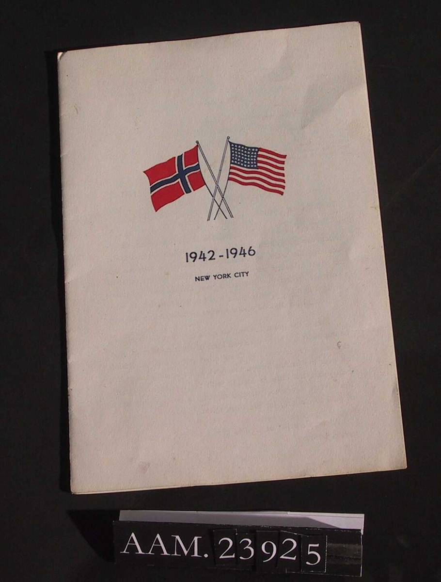 Norsk og amerikansk flagg i farger, og tekst.