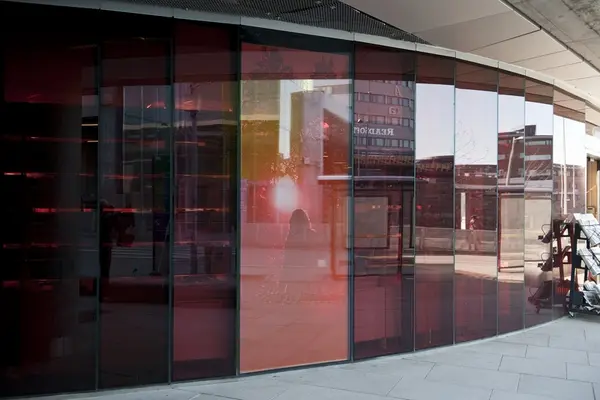 Look back in Puzzlement [Veggfasade]