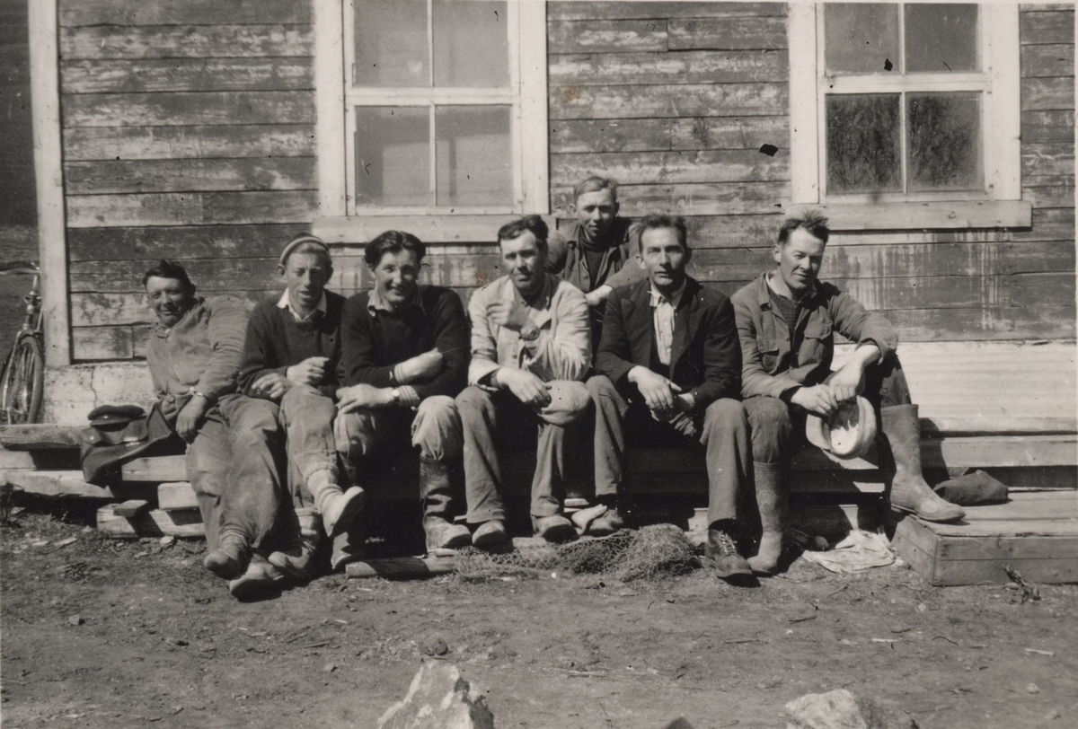 Gruppebilde av arbeidskarer på dugnad. Bildet tatt nedenfor gammelfjøsen på Tofta.