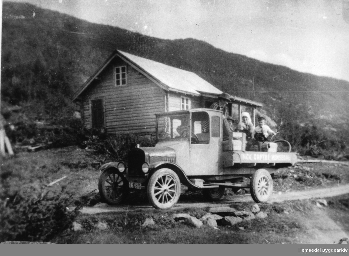 Ingvar Grøthe med lastebilen ved Torsbu i Hemsedal i 1926.
