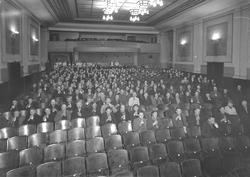 Arbeidsfolk har fått utdelt mat og drikke i anledning en kam