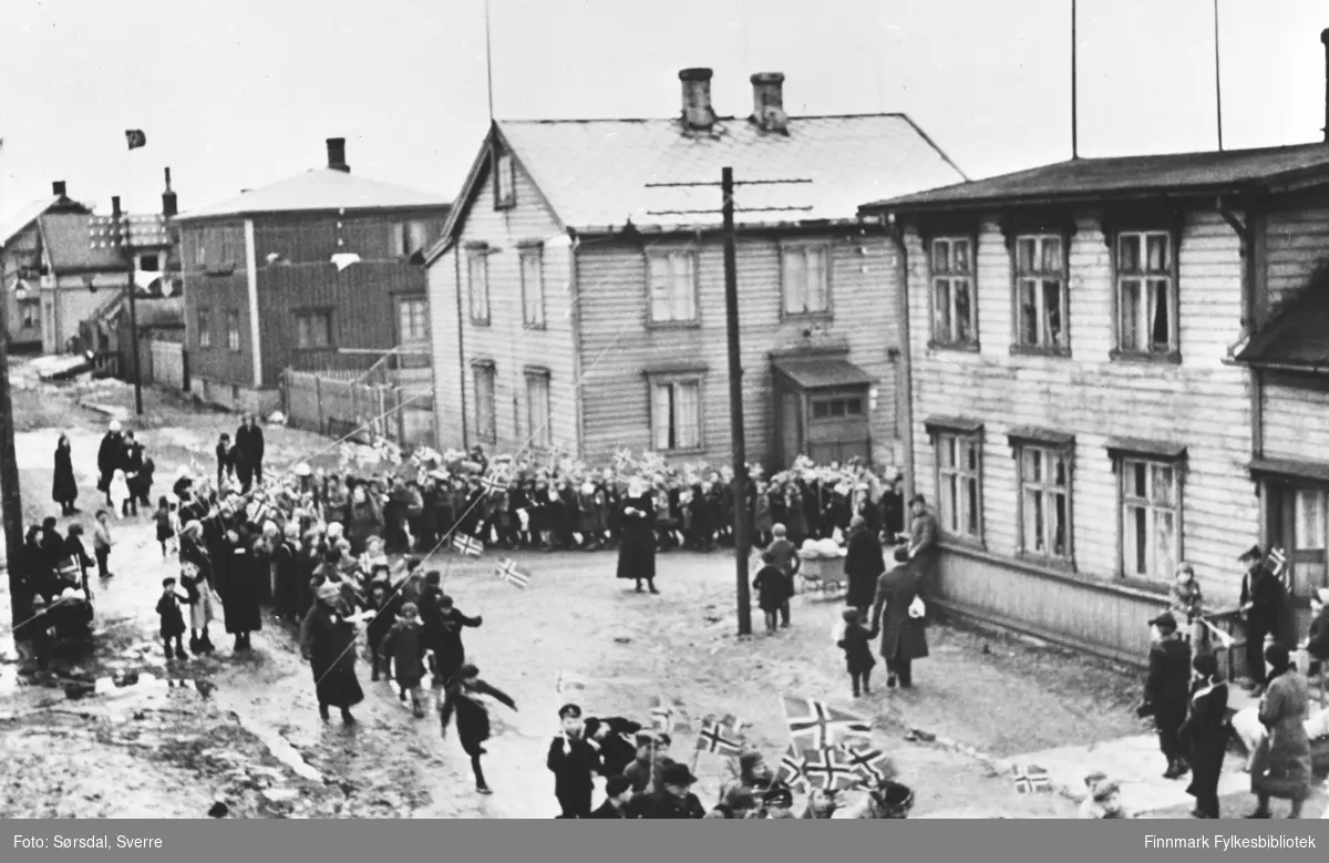 17. mai tog i Vardø 1935, fra Vestervågen og Grønnegata.