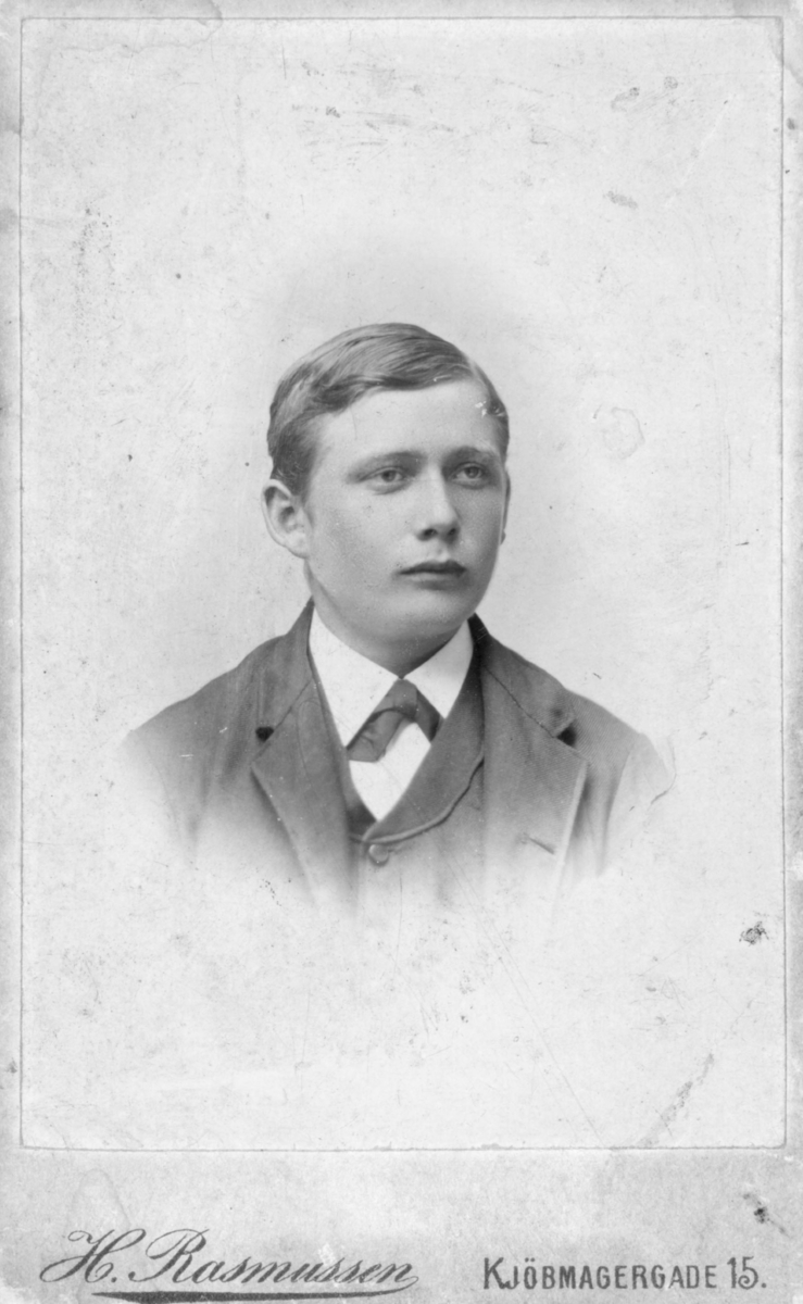 Portrett av ung mann. Han har på seg en jakke. Håret er greid til siden. Ingen flere opplysninger. Bildet tatt mellom 1880 og begynnelsen av 1900-tallet.