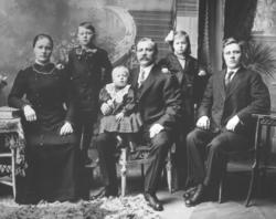 Jossi Pekan Jaako (Jussi Pekan Jaakko?) med familie, amerika