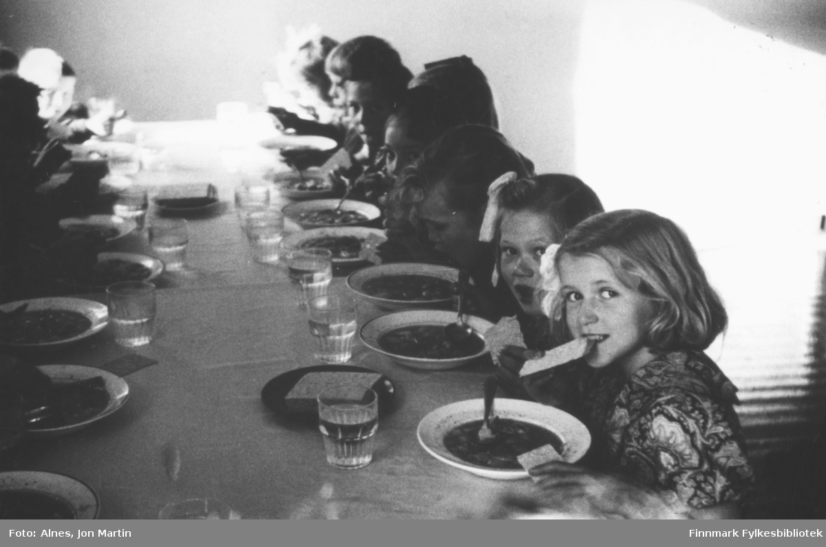 Middagsservering ved Øksfjord skoleinternat, 1953. Nærmest kamera: Liv Randi Mauseth, så Aina Olsen. Nr 4 fra kamera er Annfrid Sandnes
