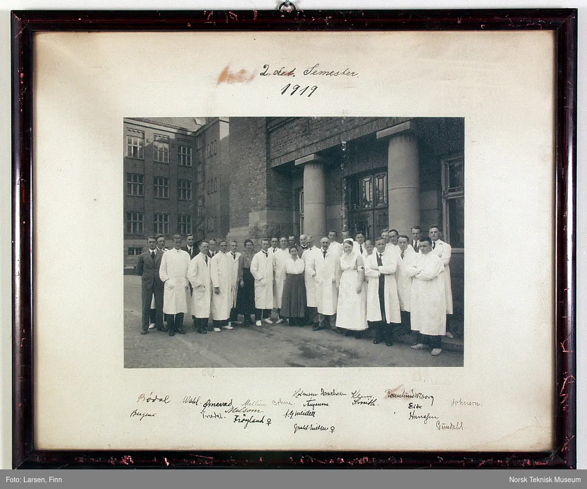Medisinerkull 1919-II og 1920-I med leger og jordmødre foran Kvinneklinikken, Rikshospitalet.