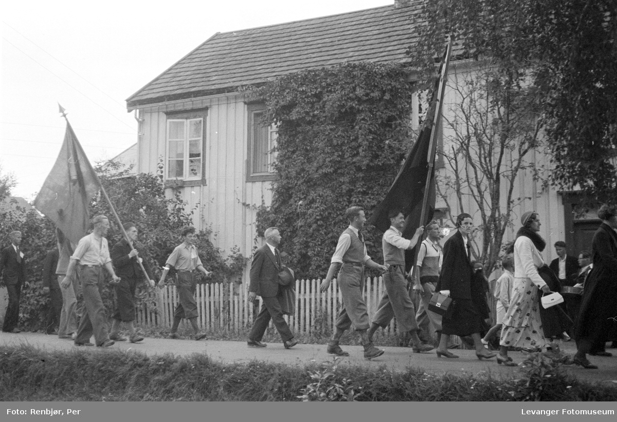 Fra Nasjonals Samlings riksmøte på Stiklestad i 1934. marsjen fra Verdal til Stiklestad..